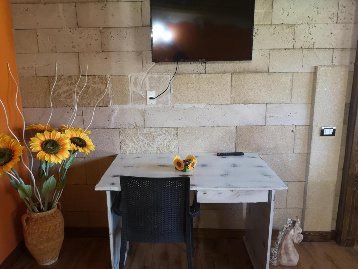 מונטרוני די לצ'ה Villa Girasole מראה חיצוני תמונה