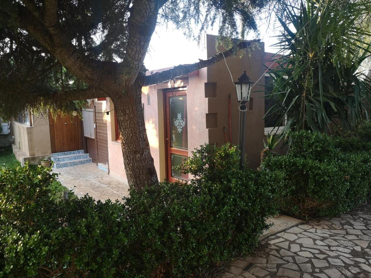 מונטרוני די לצ'ה Villa Girasole מראה חיצוני תמונה
